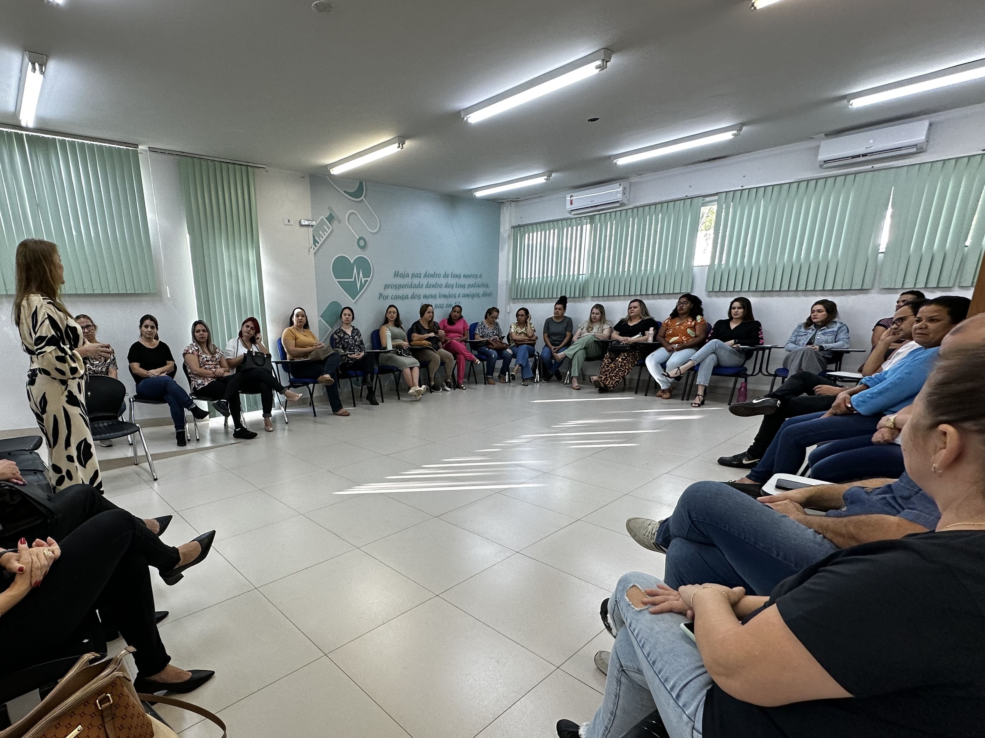Secretaria de Saúde reúne categoria e finaliza Semana da Enfermagem com palestra